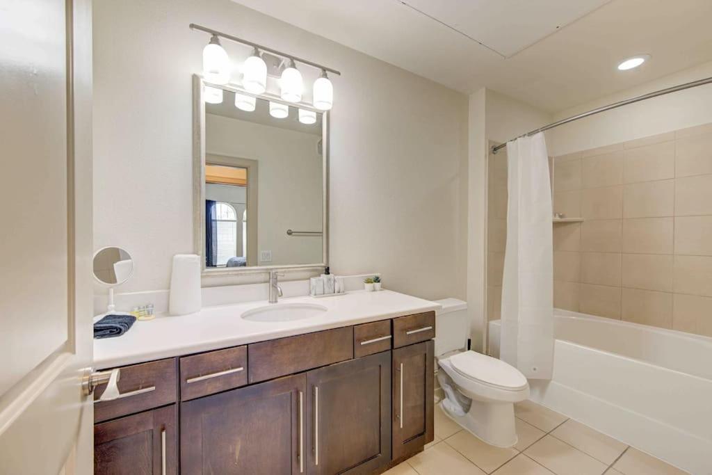 Cozy Apt Nrg Pool,Wi-Fi, Free Parking, Petsok! Houston Bagian luar foto