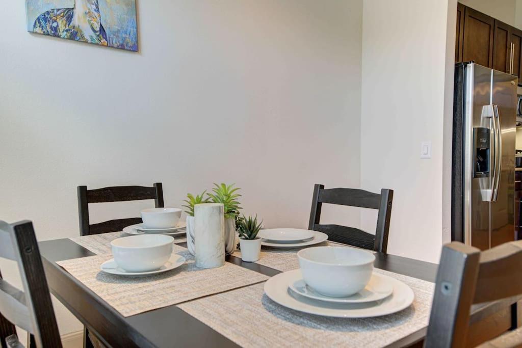Cozy Apt Nrg Pool,Wi-Fi, Free Parking, Petsok! Houston Bagian luar foto
