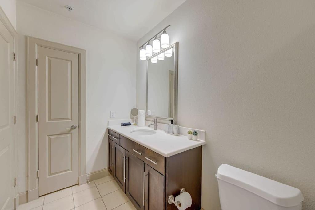 Cozy Apt Nrg Pool,Wi-Fi, Free Parking, Petsok! Houston Bagian luar foto